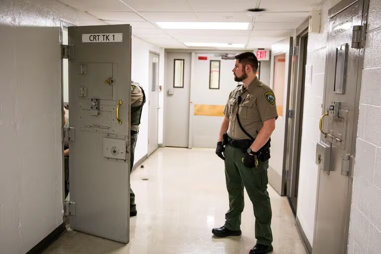 Oregon’s public defense crisis leaves defendants to navigate legal system on their own